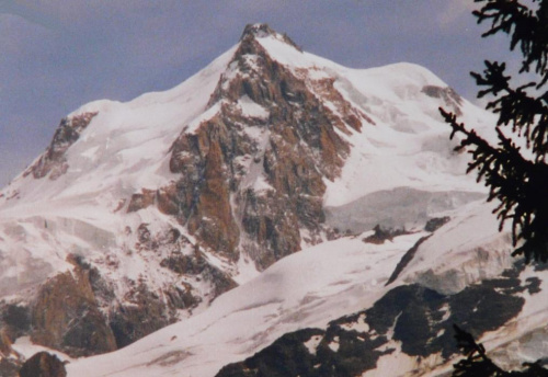 19.08.2001 ok. 16 godz.
Mount Maudit (4465 m) z drogi na Aiq. du Brevent. Odległość 9 km, ogniskowa 200 mm.
Pentax Espio 200. #Alpy #Francja