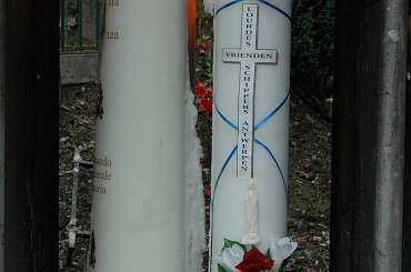 LOURDES-ŚWIECE ZAPALONE PRZEZ PIELGRZYMÓW #LOURDES #MIASTA #BAZYLIKI