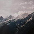 19.08.2001 ok. 15:30
Widok z la Flatiere na masyw Mont Blanc. Od lewej Mont Blanc du Tacul (4248 m), Mount Maudit (4465 m), Mont Blanc (4807 m) w chmurach i Aiquille du Gouter (3863 m). #Alpy #Francja