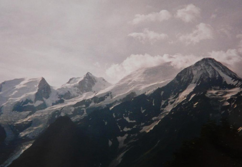 19.08.2001 ok. 15:30
Widok z la Flatiere na masyw Mont Blanc. Od lewej Mont Blanc du Tacul (4248 m), Mount Maudit (4465 m), Mont Blanc (4807 m) w chmurach i Aiquille du Gouter (3863 m). #Alpy #Francja