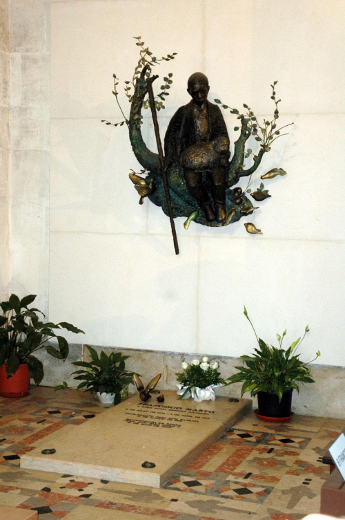 FATIMA - Sanktuarium Fatimskie grób Franciszka #FATIMA #MIASTA #SANKTUARIA