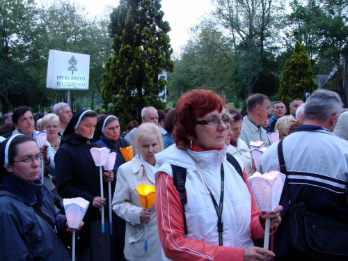 LOURDES-WIECZORNA PROCESJA ZE ŚWIECAMI #LOURDES #MIASTA #BAZYLIKI