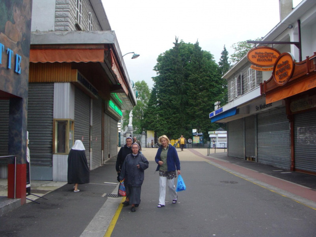 LOURDES,-ULICE MIASTA #LOURDES #MIASTA #BAZYLIKI