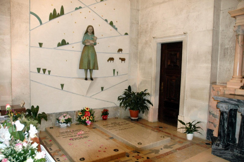 Fatima -Sanktuarium Fatimskie grób Hiacynty i Łucji #FATIMA #MIASTA #SANKTUARIA