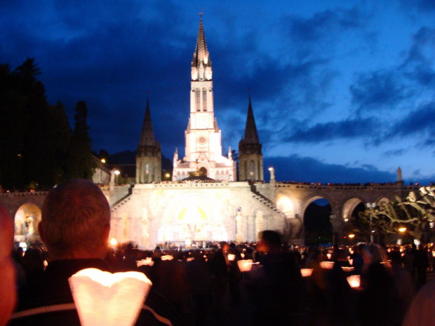 LOURDES-WIECZORNA PROCESJA ZE ŚWIECAMI #LOURDES #MIASTA #BAZYLIKI