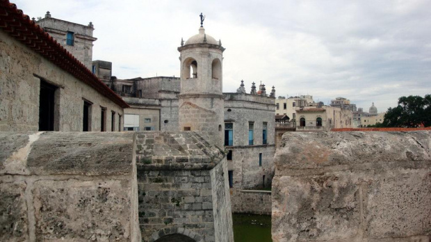 Hawana - Forteca Castillo de la Real Fuerza. Na szczycie wieży figurka la Giraldilla de la Habana. Oryginał do zobaczenia w muzeum w fortecy #Kuba #Hawana