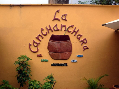Trinidad - Bar La Canchanchara, nazwa baru pochodzi od bardzo smacznego drinka, którego można właśnie tam wypić. Koktajl to: miejscowy rum, miód, limonka, woda mineralna i lód, pychaaaa :))) #Kuba #Trinidad