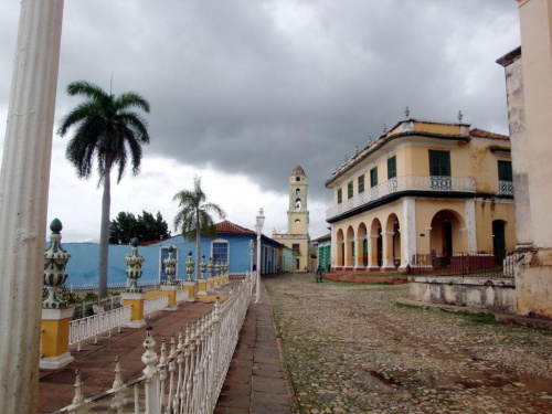 Trinidad - po lewej Plaza Mayor, po prawej Galeria de Arte Universal #Kuba #Trinidad