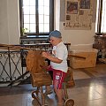 Zamek Książąt Pomorskich w Darłowie...:)U wejścia wieży, współcześni książęta mogą się pobawić i za młodu trenować władanie kopią oraz grę w kręgle ...:)
