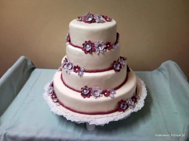 10 kg tortcik ekrii fioletowo-amarantowymi kwiatami #tort #wesele #AmarantFiolet #kościół