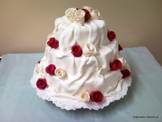 6 kg torcik marszczony biało czerwono -ekrii kwiatami #tort #wesele #róże #kwiaty #SuknisPsnnyMłodej
