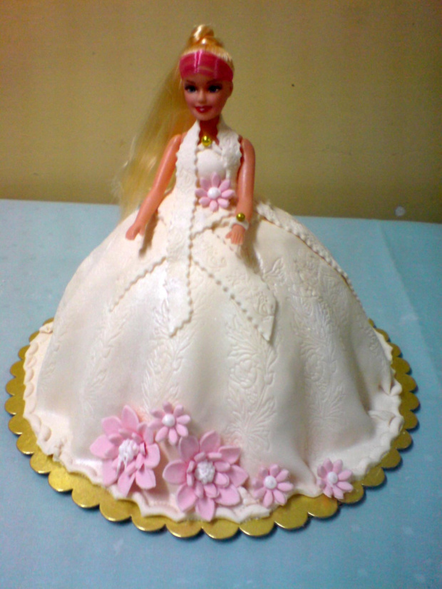 Barbi w Ekrii z różowymi kwiatkami #Lalka #tort #Barbi #Sukienka