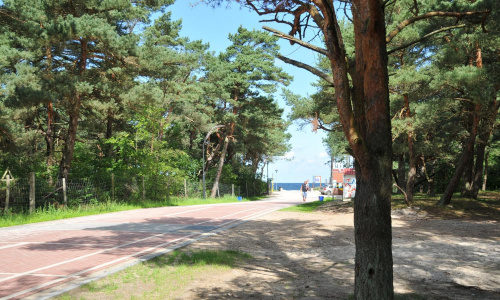 Zejście na dziką plażę w Pogorzelicy