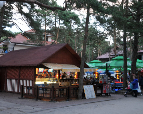 Ulica Plażowa w Pogorzelicy wieczorową porą