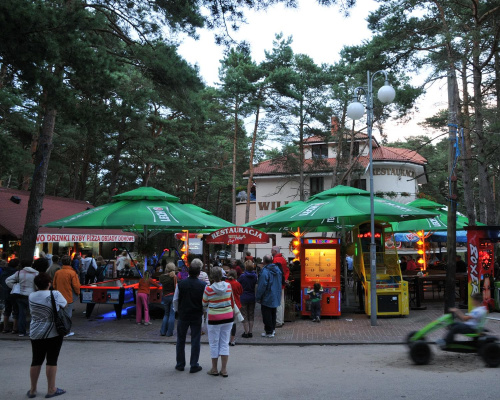 Ulica Plażowa w Pogorzelicy wieczorową porą