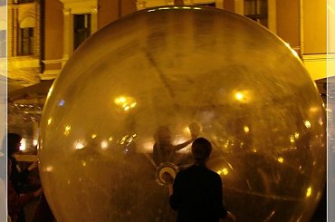 Instalacja "Słońce", które tym razem dosłownie spadło na ziemię :)) #SKYWAY2010 #TORUŃ #FESTIWALŚWIATŁA