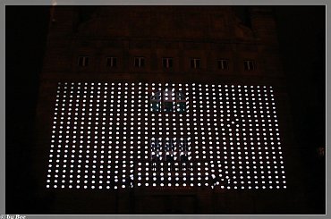 Wizja w instalacji "Księżyc" budzi w brytyjskim autorze skojarzenia i analogie stanów skupienia materii ze stanami umysłu i sumienia.. #SKYWAY2010 #TORUŃ #FESTIWALŚWIATŁA