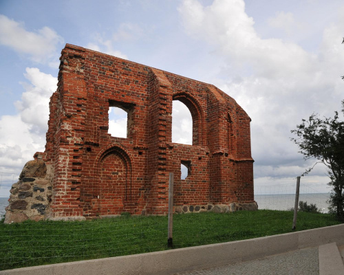 Ruiny kościoła w Trzęsaczu nad brzegiem morza