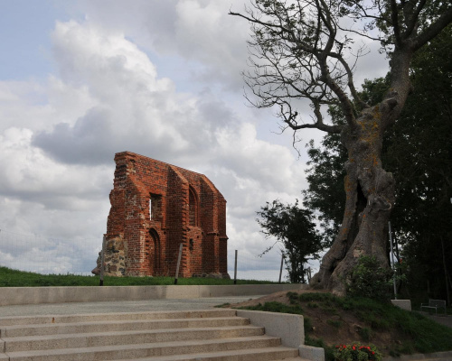 Ruiny kościoła w Trzęsaczu nad brzegiem morza