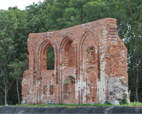 Ruiny kościoła w Trzęsaczu nad brzegiem morza