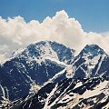 1.08.2002 Od lewej Donguzorun (4468 m) i Nakratau (4277 m) widziane z naszej bazy pod Elbrusem 3820 m. #góry #Kaukaz