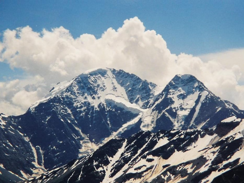 1.08.2002 Od lewej Donguzorun (4468 m) i Nakratau (4277 m) widziane z naszej bazy pod Elbrusem 3820 m. #góry #Kaukaz