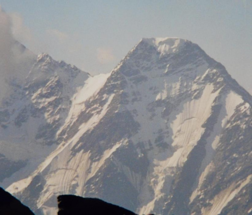 1.08.2002 Północna ściana Nakratau (4277 m) z bazy.
Ogniskowa 200 mm, odległość 12 km. #góry #Kaukaz