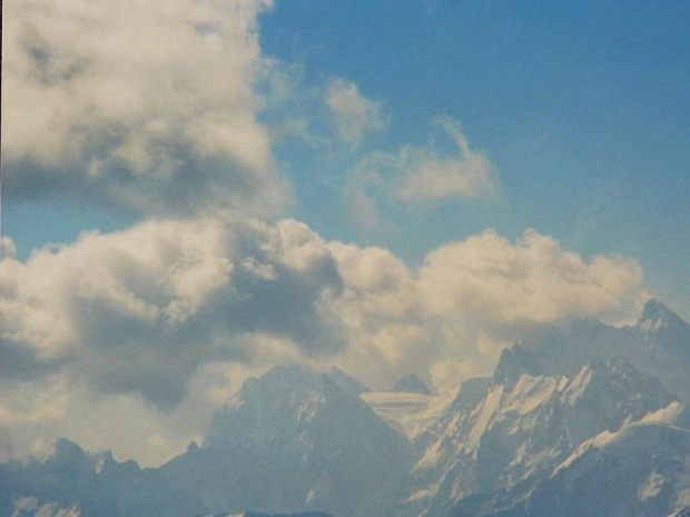 1.08.2002 Od prawej dwuwierzchołkowa Uszba (4710 m), Uszbijskie Plato, za nim Czatyntau (4363 m), w lewo Szchelda (4320 m).
200 mm, odl. 25 km. #góry #Kaukaz