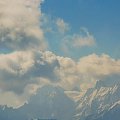 1.08.2002 Od prawej dwuwierzchołkowa Uszba (4710 m), Uszbijskie Plato, za nim Czatyntau (4363 m), w lewo Szchelda (4320 m).
200 mm, odl. 25 km. #góry #Kaukaz