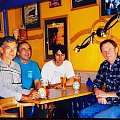 27.07.2002 Kaukazki zespół w barze Tytanik we Lwowie.
Od prawej Piotr, Paweł, Janek i ja. #ludzie #Lwó