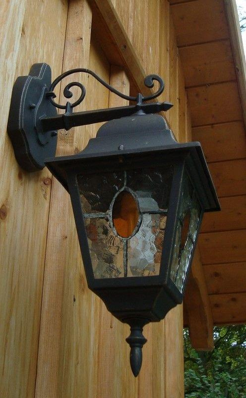 Opinogóra-lampa na domku ogrodnika.