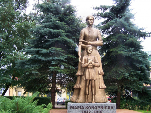 Nowo postawiony pomnik Marii Konopnickiej