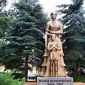 Nowo postawiony pomnik Marii Konopnickiej