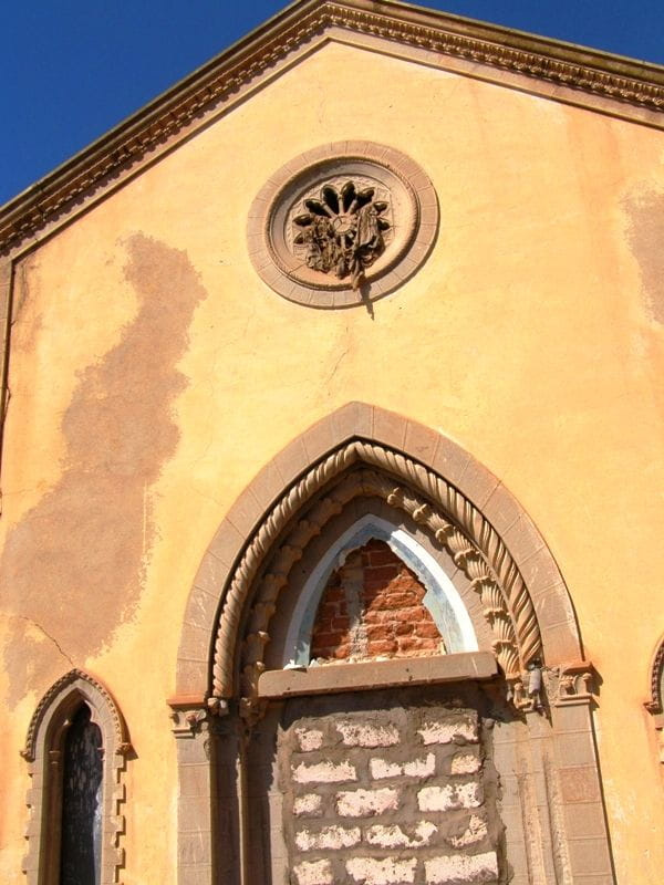 Zaniedbana kapliczka w rejonie Azaziji