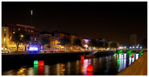 Artystyczna wizja na rzece LIffey. Dublin