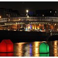 Ha'penny Bridge na rzece Liffey. Dublin