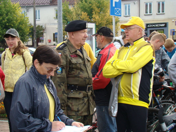 Wpisujemy się na listę a Prezes Lucjan - duma, nareszcie liczne grono młodych. kpt Kuca od strzelca - jedzie natomiast na otwarcie Muzeum Niepodległości w Koniemłotach. #Pttk