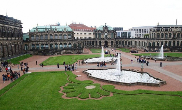 Dziedziniec zamku w głębi muzeum porcelany./Fasada z zegarem/