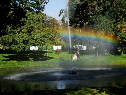 Tęczowa fontanna w podjasnogórskim Parku Staszica