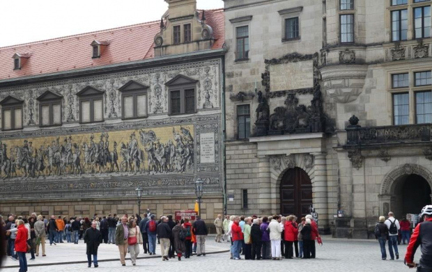 Drezno.
Poczet Książęcy-
Jest to długi na 102 metry, zajmujący powierzchnię 957 m2, największy na świecie porcelanowy obraz przedstawiający panujących na terenie Saksonii, w latach 1123-1904, Wettinów.