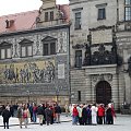 Drezno.
Poczet Książęcy-
Jest to długi na 102 metry, zajmujący powierzchnię 957 m2, największy na świecie porcelanowy obraz przedstawiający panujących na terenie Saksonii, w latach 1123-1904, Wettinów.