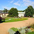 Zamek Pillnitz w Dreżnie.
Piękna i zadbana zieleń przy alejkach spacerowych.