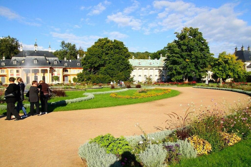 Zamek Pillnitz w Dreżnie.
Piękna i zadbana zieleń przy alejkach spacerowych.