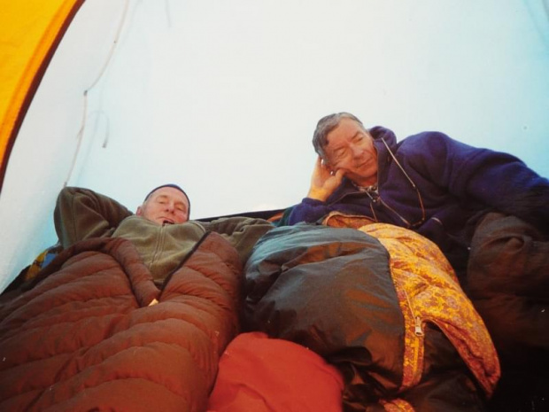 5.08.2002 W namiocie (3820 m), oczekiwanie na poprawę warunków pogodowych, z lewej Piotr, z prawej ja. #góry #Kaukaz #biwak #ludzie