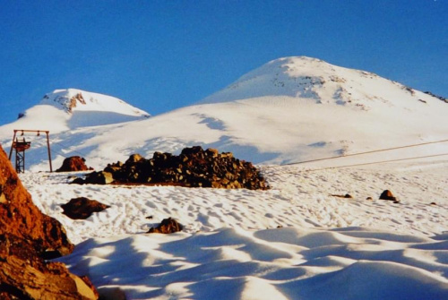 6.08.2002 7 godz. 30 min.
Widok na Elbrus z naszej bazy, z lewej wierzchołek zachodni (5642 m), z prawej wschodni (5621 m). #Elbrus #góry #Kaukaz