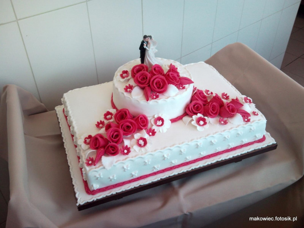 torcik biało- czerwony z parą młodą #tort #róże #wesele #ParaMłoda