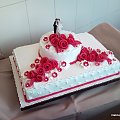 torcik biało- czerwony z parą młodą #tort #róże #wesele #ParaMłoda