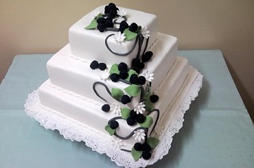 Torcik z jeżynami na wesele #tort #jeżyny #kwadrat #owoce #wesele