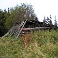Gorce - ruiny szałasu na polanie Solniska #góry #beskidy #gorce #jesień #polany