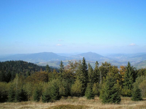 Gorce - widok z Turbaczyka na Luboń Wielki i Szczebel w Beskidzie Wyspowym #góry #beskidy #gorce #jesień #polany